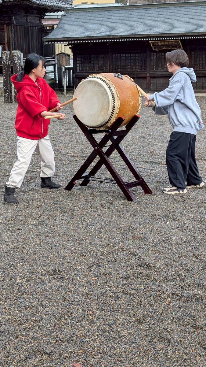 14日(日)の別所公演が雨で中止になった代わりに、北向観音さんの大掃除に参加してきました🧹✨

お世話になっている場所なので、恩返しができていたら嬉しいです😊

また、地域の方からおいしい豚汁も頂きました😋

最後に八丈という演目だけ披露させていただきました！
 #上田市  #別所温泉  #和太鼓