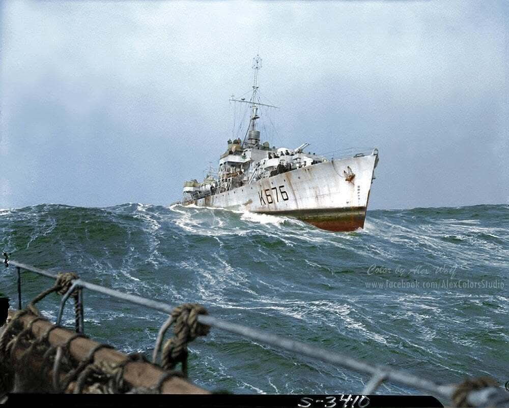 TRUFAULT's tweet image. #HMCSPenetang en 1945 una #fragata de clase fluvial que sirvió en la Marina Real Canadiense desde 1944 hasta el final de la #guerra.
Pasó su tiempo en la #BatalladelAtlántico como escolta de convoyes, en cualquier condición meteorológica, buscando #submarinos o lo que fuera.
#WW2