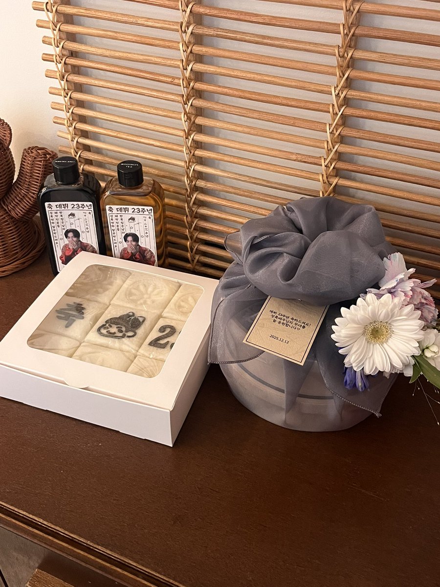 chewingtteok's tweet photo. 배우 신성록 님의 ✨데뷔 23주년✨을 축하하며

신성록 님의 캐릭터를 모티브로 한 백설기와
복주머니 바람떡, 고양이 바람떡 조합으로
정성 가득 준비해드렸어요 🐱🎁

음료는 아이스티 & 아메리카노
두 가지 구성의 음료 세트로 함께 준비했고,

배우님께 전달될 선물은
루이보스티와 아메리카노,
상차림 3종 세트에 프리미엄 포장까지 더해
따로 준비해드렸답니다 🤍

의미 있는 날의 선물로 선택해주셔서 감사합니다.
데뷔 23주년, 진심으로 축하드려요 ✨

•
•
•
•
🫧 츄잉떡은 100% 예약제로 운영됩니다!
⠀
당일 주문은 어렵고,
**카카오톡 채널 “츄잉떡”**을 통해
사전 예약 및 상담으로만 주문 가능합니다 😊
⠀
🫧 두 자매가 직접 만드는 수제 떡 공방
⠀
국가공인 자격증을 보유한
떡제조기능사・제과기능사・제빵기능사
세 가지 자격을 갖춘 두 자매가
쌀 제분부터 정성껏 직접 만듭니다.
⠀
🫧 건강한 재료만 사용합니다
⠀
천연 가루로 자연스럽게 색을 내며 (색소 X)
쌀, 팥, 수수 모두 국내산 재료만 사용합니다.
⠀
🫧 예약 및 상담 안내
⠀
카카오톡에서 “츄잉떡” 검색 후
채팅으로 문의주세요 🙇🏻‍♀️
⠀
🫧 수령 방법 안내
⠀
매장 방문 수령이 어려우신 경우,
서울/경기/인천 지역은 퀵 서비스 이용 가능합니다.
(퀵 신청 및 비용은 별도)

 #배우신성록 #데뷔23주년 #데뷔기념일 #백일답례떡 #답례떡 #개업떡 #이사떡 #기념일떡 #입봉떡 #선물떡 #기념떡  #고양이바람떡 #도시락서포트 #서포트도시락 #역조공 #팬서포트 #fansupport #서포트떡 #떡서포트
