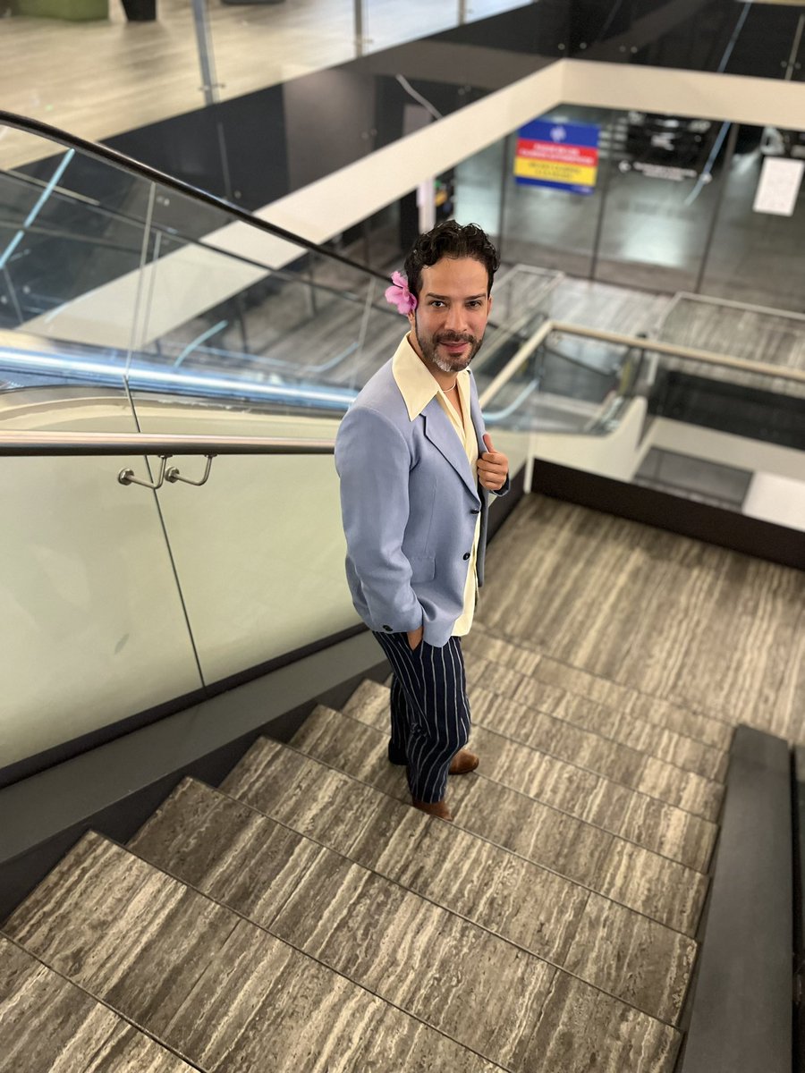 Mi papá fue migrante indocumentado en 🇺🇸. Por eso hoy voy al concierto de Benito con su traje de boda, a bailar NUEVAYoL y perrear con memoria y flow.
La migración también se canta. ❤️🏠 #LaCasita #DTmFWorldTour