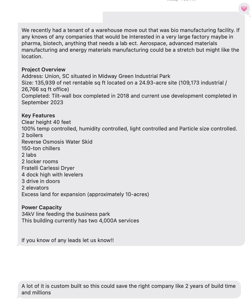 Un ami proche dispose d'un entrepôt de plus de 135 000 pieds carrés (environ 12 500 m²) pour la fabrication de pointe à