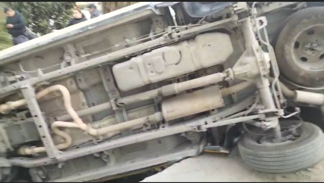 PATRULLAZO!
Cae patrulla de la policía municipal de Ixtapaluca en zocavón, esto a la entrada de Sta bárbara sobre la autopista México Puebla.