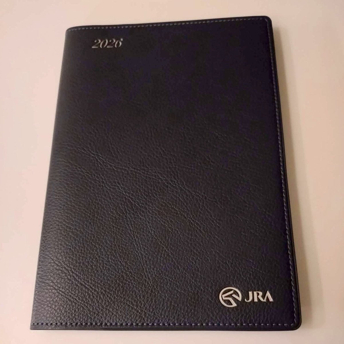 【JRA手帳 2026】を1名様にプレゼントします！🎁📅

＜応募方法＞
（１）アカウントをフォロー
（２）本投稿をリポスト
〆切は2025年12月30日23:59
※当選者にはDMでご連絡します🎊
サイズ：約縦22x横15.5cm
開封済・未使用品、非売品らしい
競馬関連各種データ充実