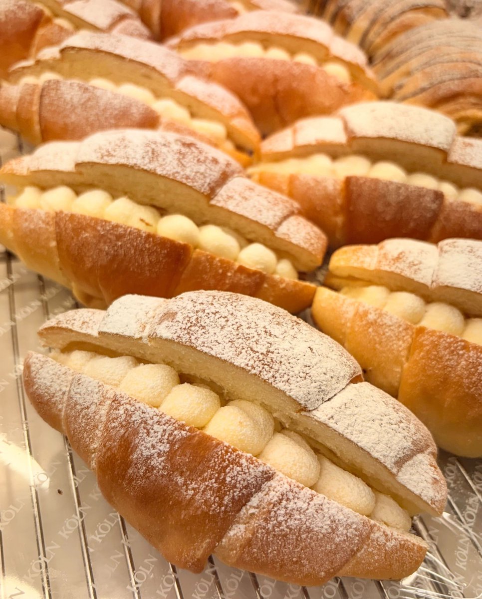 bakery_koln's tweet photo. ＼ 六甲店限定！！「塩ミルク」🍼 ／

最近六甲店とメイン六甲店の限定商品のご紹介が多いですが、今日は六甲店（六甲道駅から北の方です）のご紹介です。

ジュワッと香るバターの風味が美味しい塩パンにやさしい甘みの練乳クリームをサンドしました。
「甘じょっぱ」が美味しいパンです😋 https://t.co/sDUvtdFm23