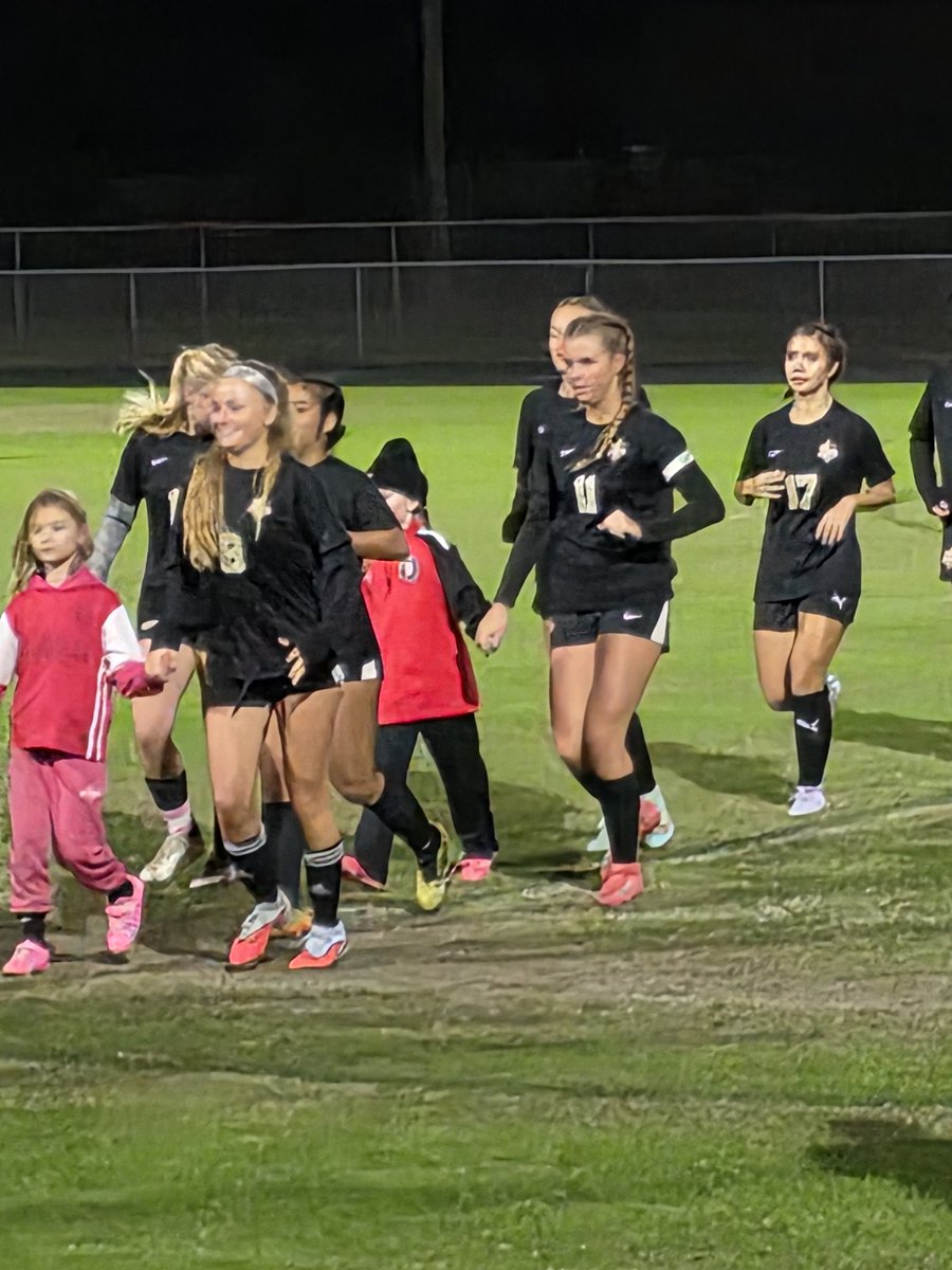 layla_cummings9's tweet image. Honored to mentor and show the next group of #Jackets #SWARM #mentality tonight at our game.

@ImYouthSoccer @gatorjack72 @SocAddicts @MaxPreps @nxt1sports @Smedley033