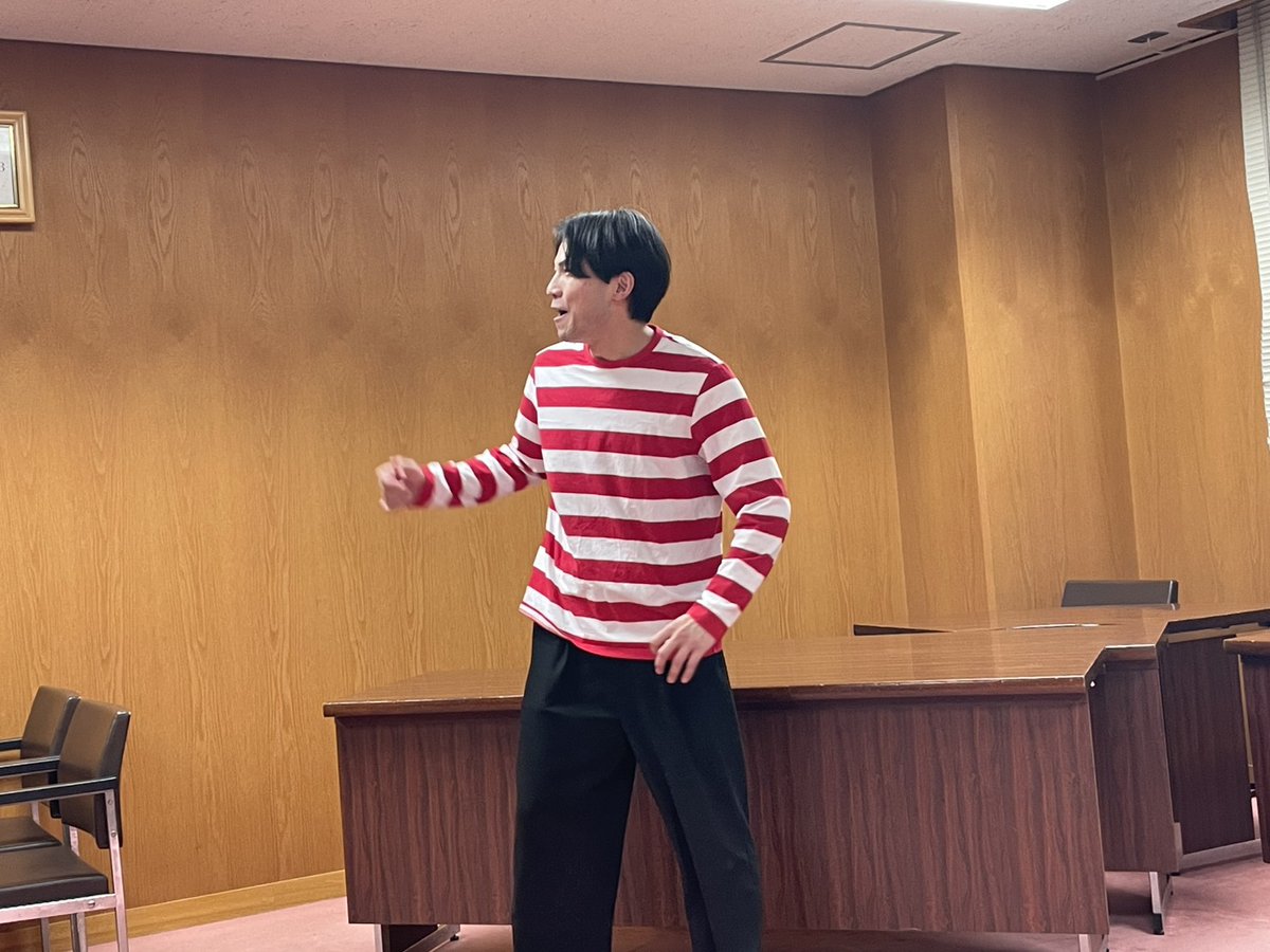 abatteratera's tweet photo. お稽古でしたわよ🍣

土日を使ってみっちりと、各シーンを作り上げてます。
演出の小寺さんは今作をこれまで数十回演ってきた『文化人マスター』
マスターは言う、文化人の力を信じろ、と。
あと2週間、目指せ文マス！✨
(錦)
 #フィガロふゆぶん
 #明るいバッテラ https://t.co/afcgLm2MwV