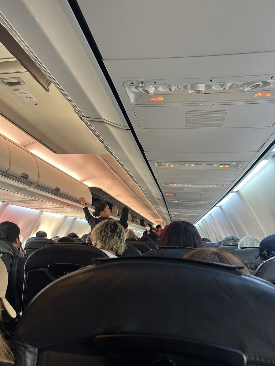 dpsuki's tweet image. さっきまで33時間タイヤショベルで除雪してたのに今は飛行機なう