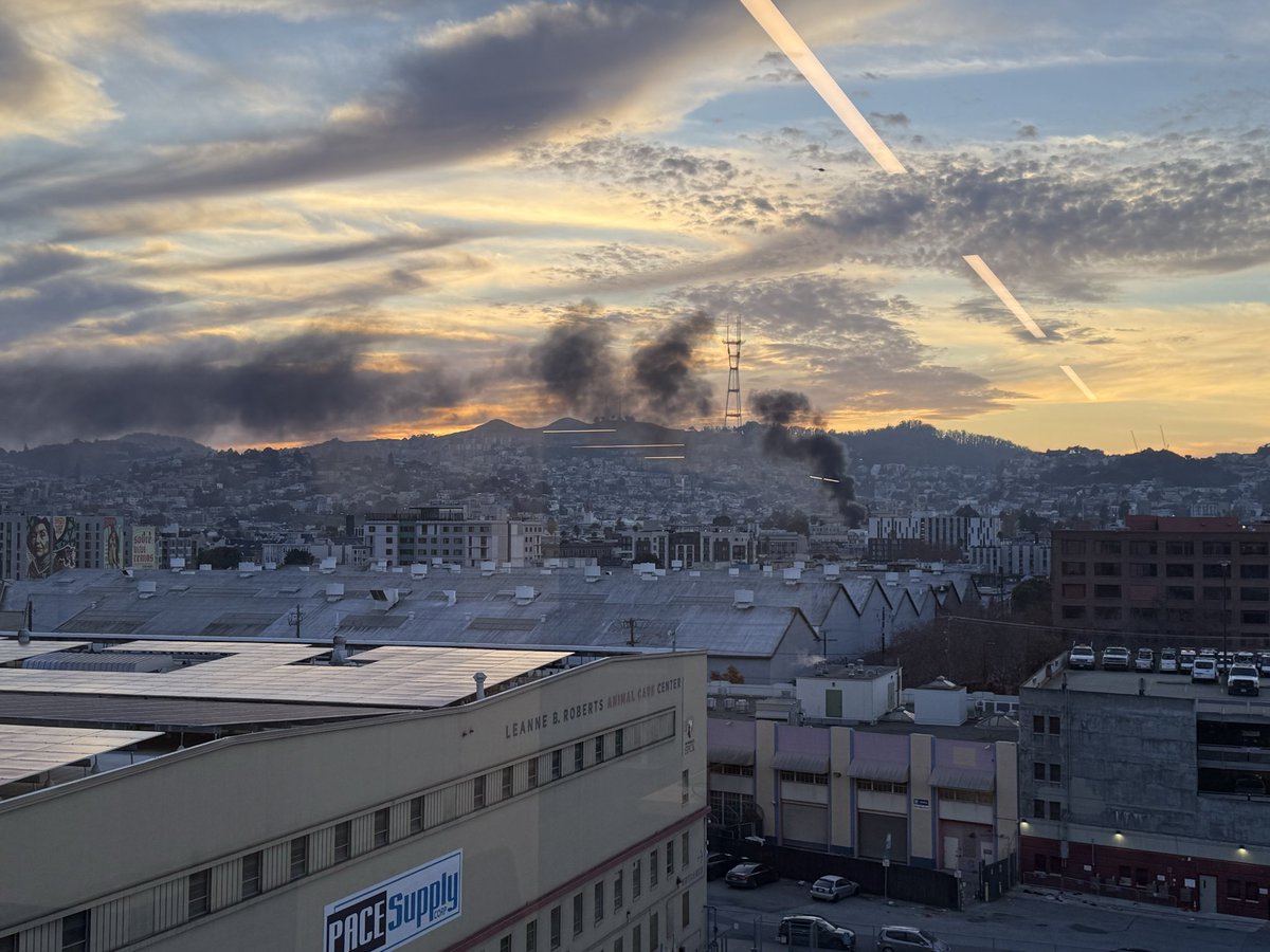 ahndymac's tweet photo. Fire burning right near the 16th and mission BART station in San Francisco #sf #bart https://t.co/H7ZiTxNEFe