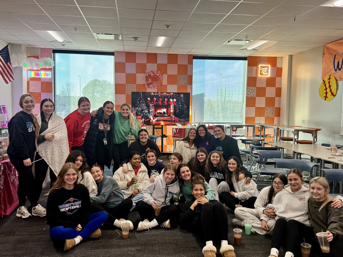 OPS_WestviewSB's tweet photo. Westview Softball wrapped in Christmas cheer🎄🎅🏽❤️💚

#stirup https://t.co/1Dw1jNIw4P