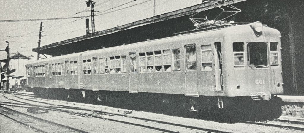 いよ子です。
伊予鉄道に67年前に導入された「モハ601号・602号」✏
電車の不燃化などを進めるにあたり、増車が必要となったため、「ボギー電車」を２両発注しました。
37年間運行され、平成7年1月に引退となりました。その代わりに登場したのが、今も活躍中の610系なんです。
