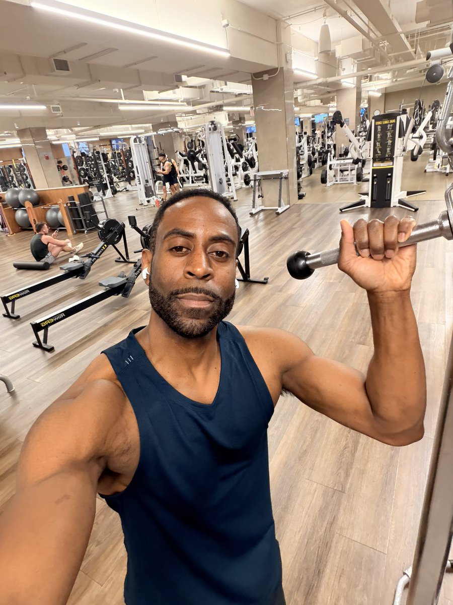 migratingant's tweet photo. It’s cold outside, but feels like summer in the gym. https://t.co/9QVWUHg0wd