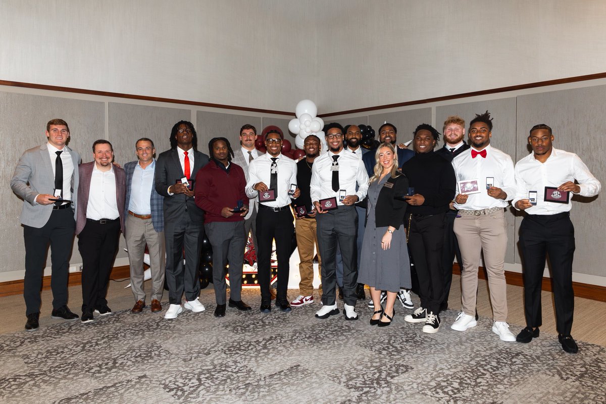 GamecockFB's tweet image. Congrats to the newest Gamecock Grads!

Your futures are bright 🤙