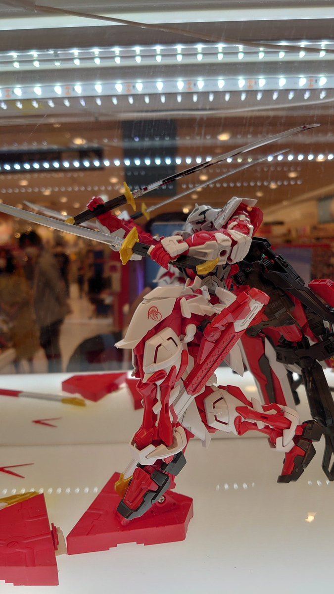 KotokotoX's tweet photo. ガンダム対する興味が全くない店員が頑張って作った展示サンプル用ガンプラからしか得られない栄養がある https://t.co/umVaMcmj1t