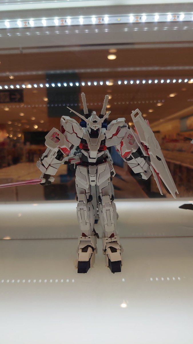 KotokotoX's tweet photo. ガンダム対する興味が全くない店員が頑張って作った展示サンプル用ガンプラからしか得られない栄養がある https://t.co/umVaMcmj1t