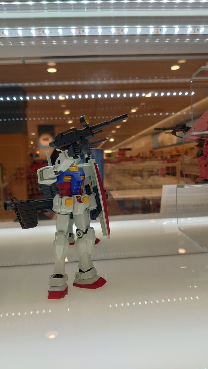 KotokotoX's tweet photo. ガンダム対する興味が全くない店員が頑張って作った展示サンプル用ガンプラからしか得られない栄養がある https://t.co/umVaMcmj1t