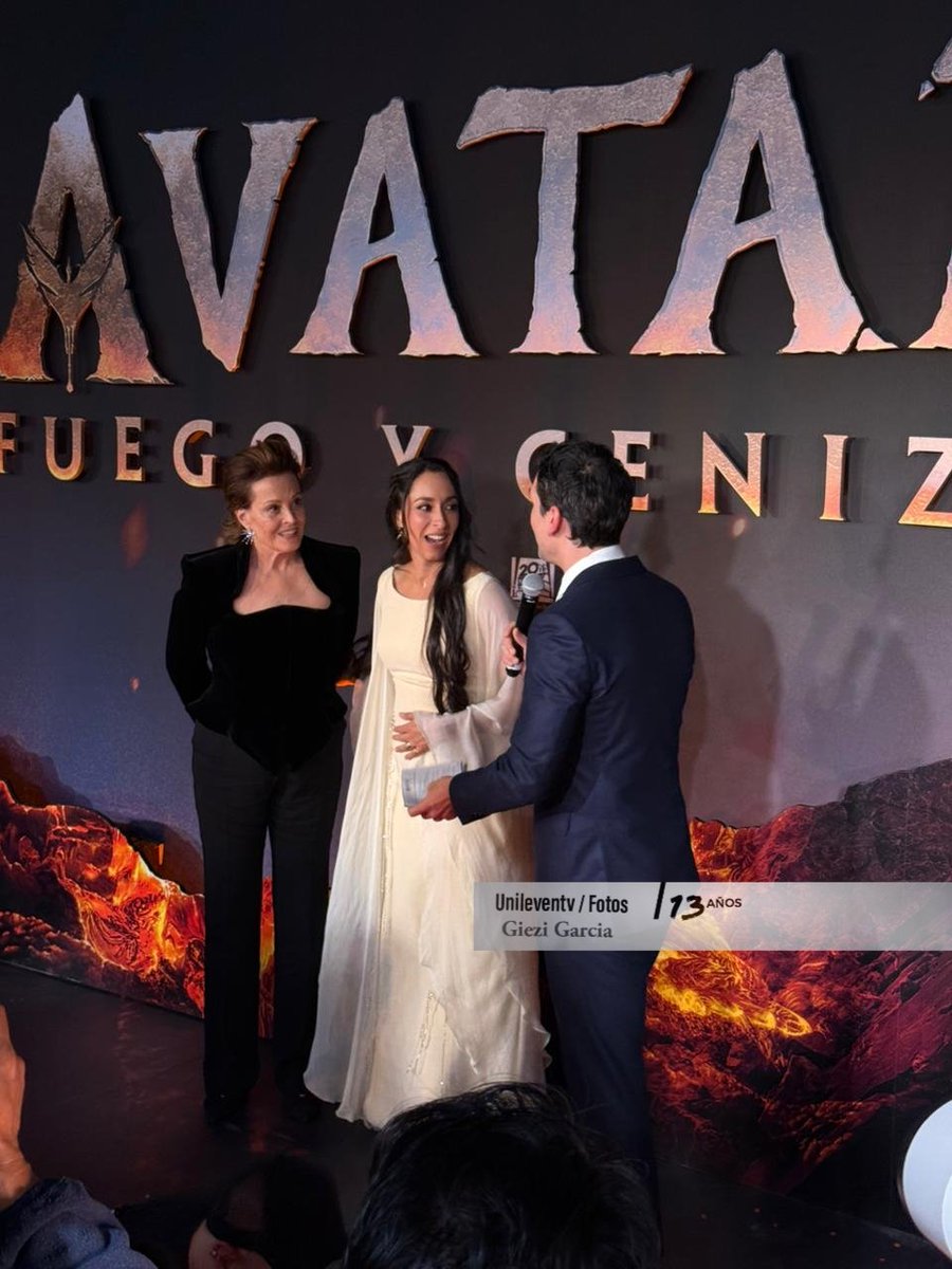 Sigourney Weaver y Oona Chaplin llegan a la premier de "#AvatarFireAndAsh: En la Ciudad de México, luciendo elegantes y listas para caminar por la alfombra roja. La expectativa es alta para esta entrega épica de la saga Avatar.

 #sigourneyweaver #oonachaplin  <a href="/ivanhoeroses/">Ivanhoe Photo 📸</a>