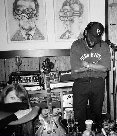 fateofgrace's tweet image. Wait that’s Taylor’s head