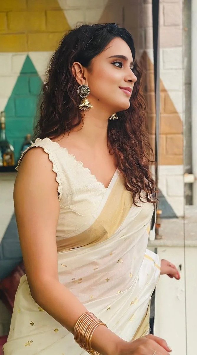 manisha_mithra's tweet photo. Embrace the glorious mess that you are. #sareestyles #sareegirl #sareelove #sareeindia #sareeflow #sareefashion #girlsstyles #girlshairstyles #girlsoutfits #girlssaree #traditionalgirl #traditionalwear #traditionaloutfits #beingtraditional #duskybeauty #ThalaivarNirandharam https://t.co/Cb83i7g3lo
