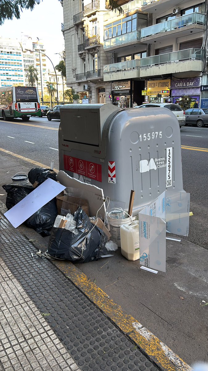 CarrascoCompass's tweet photo. @gabimraida Por qué trabajas por un gobierno responsable de tratar a los Cartoneros tan mal, y que ensucia la ciudad así, Gabriel, hijo de Carlos @idcentro ? https://t.co/H7cFy8TvAb