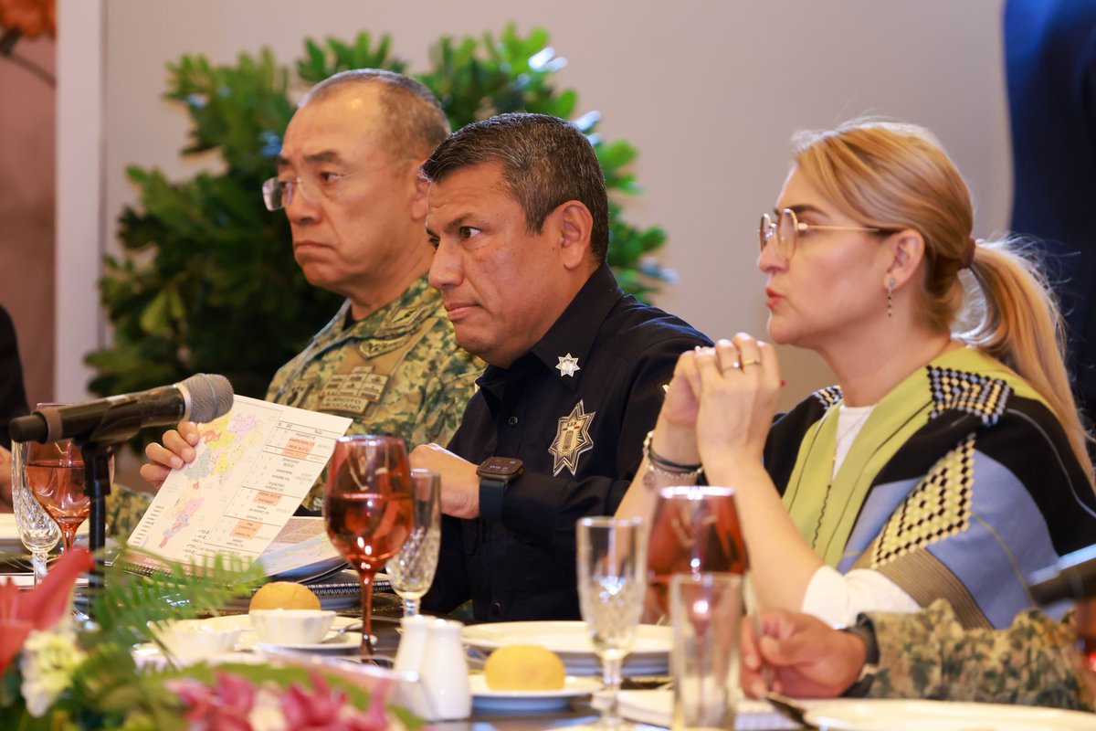 FiscaliaPuebla's tweet photo. ¡La unidad nos fortalece! Hoy, la Fiscal General del Estado, @idamis35, participó en la reunión de alto nivel #Puebla - #Veracruz en materia de seguridad, la cual tiene como finalidad fortalecer el combate interinstitucional contra el robo a transporte en carreteras federales de ambas entidades. 

#FiscalíaFuerte