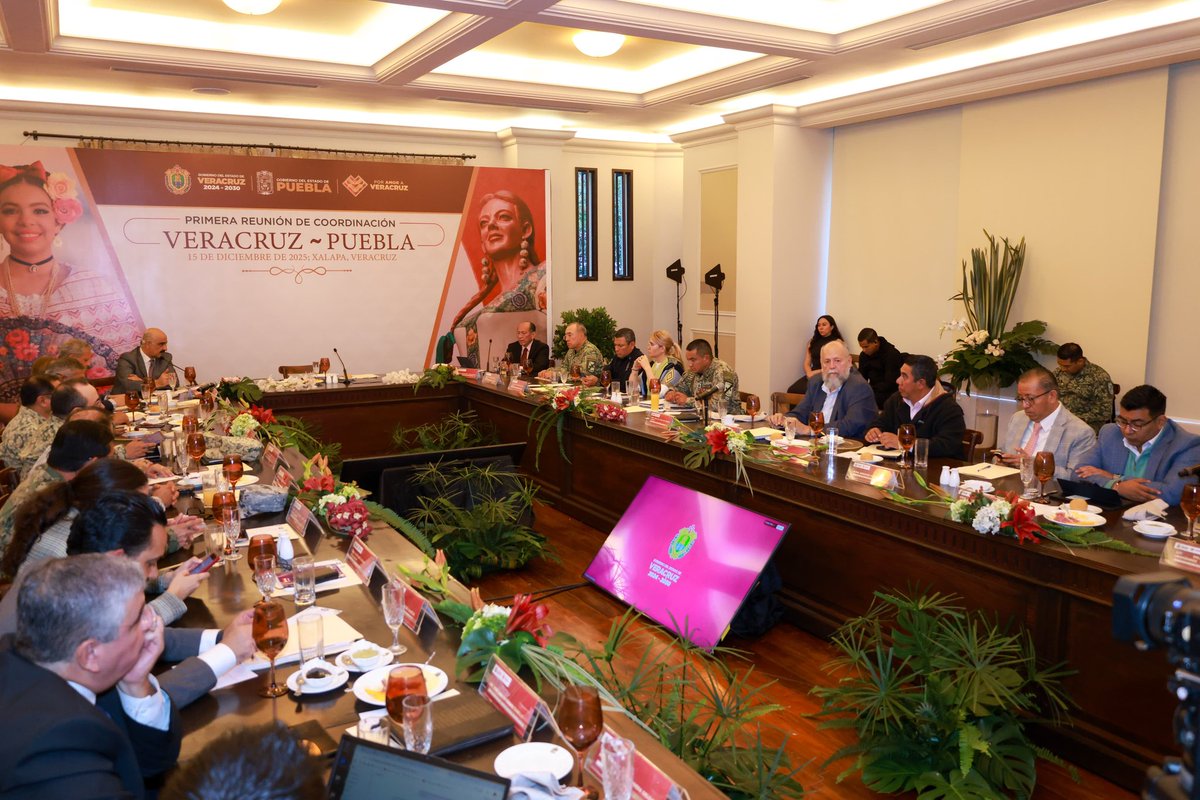 FiscaliaPuebla's tweet photo. ¡La unidad nos fortalece! Hoy, la Fiscal General del Estado, @idamis35, participó en la reunión de alto nivel #Puebla - #Veracruz en materia de seguridad, la cual tiene como finalidad fortalecer el combate interinstitucional contra el robo a transporte en carreteras federales de ambas entidades. 

#FiscalíaFuerte