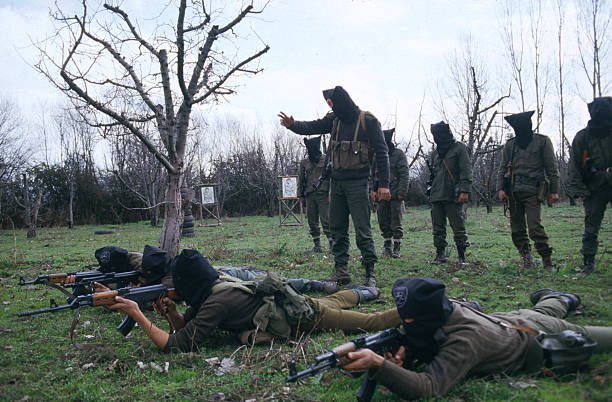 HistoireSav's tweet image. 1975 - Des miliciens arméniens de l'ASALA s'entraînent dans un camp militaire de l'OLP dans le nord du Liban.

📸 Maher Attar