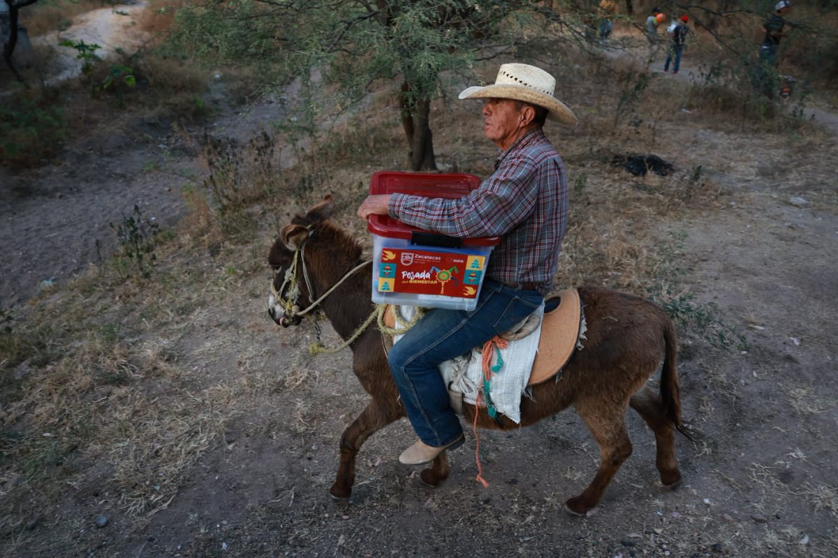 CCS_Zac's tweet image. Anuncia Gobernador @DavidMonrealA esquema 2X1 para pavimentación de calles en #Tepetongo. 
Ofrece poner dos pesos por cada uno que ponga el municipio para mejorar calles en la comunidad de Buenavista. 

#PazEsBienestar

zacatecas.gob.mx/anuncia-gobern…