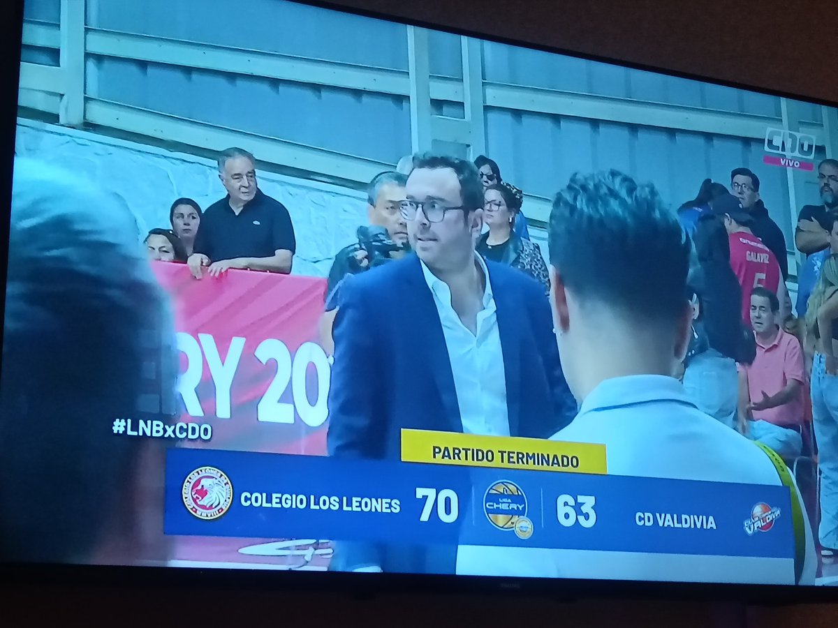 CapitanReinaldo's tweet image. Gran partido de @CDCLosLeones el gran artífice en la foto @GuilleFrutosM la marcación mixta en el último cuarto fue espectacular, la rotación en ataque no pudieron leer los del #cdv, primer partido adentro, faltan dos para levantar la copa de la #lnbxcdo