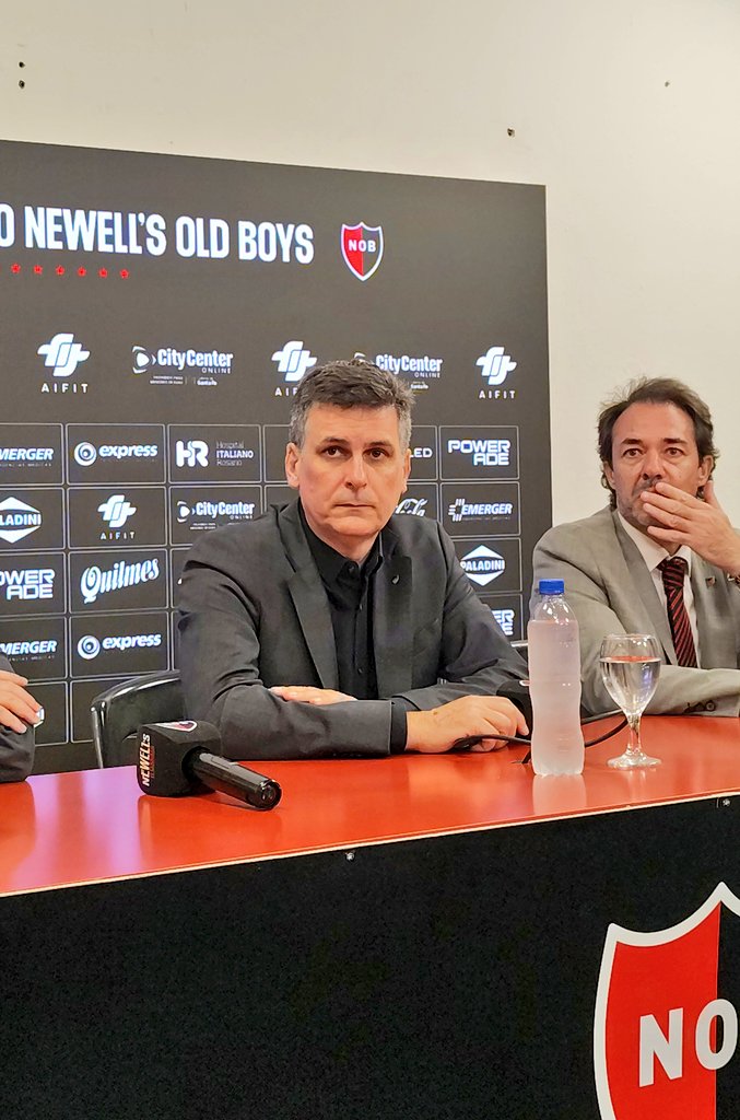 Como dijo hoy Boero, "hay deudas de corto, mediano y largo plazo".
Lo más urgente a pagar hoy son más de 5 millones de USD para evitar la inhibición. 

Newell's le debe:
Al representante de Frank Kudelka
A Nacional por la compra del Colo Ramirez, a Guillermo May y a Boston River.