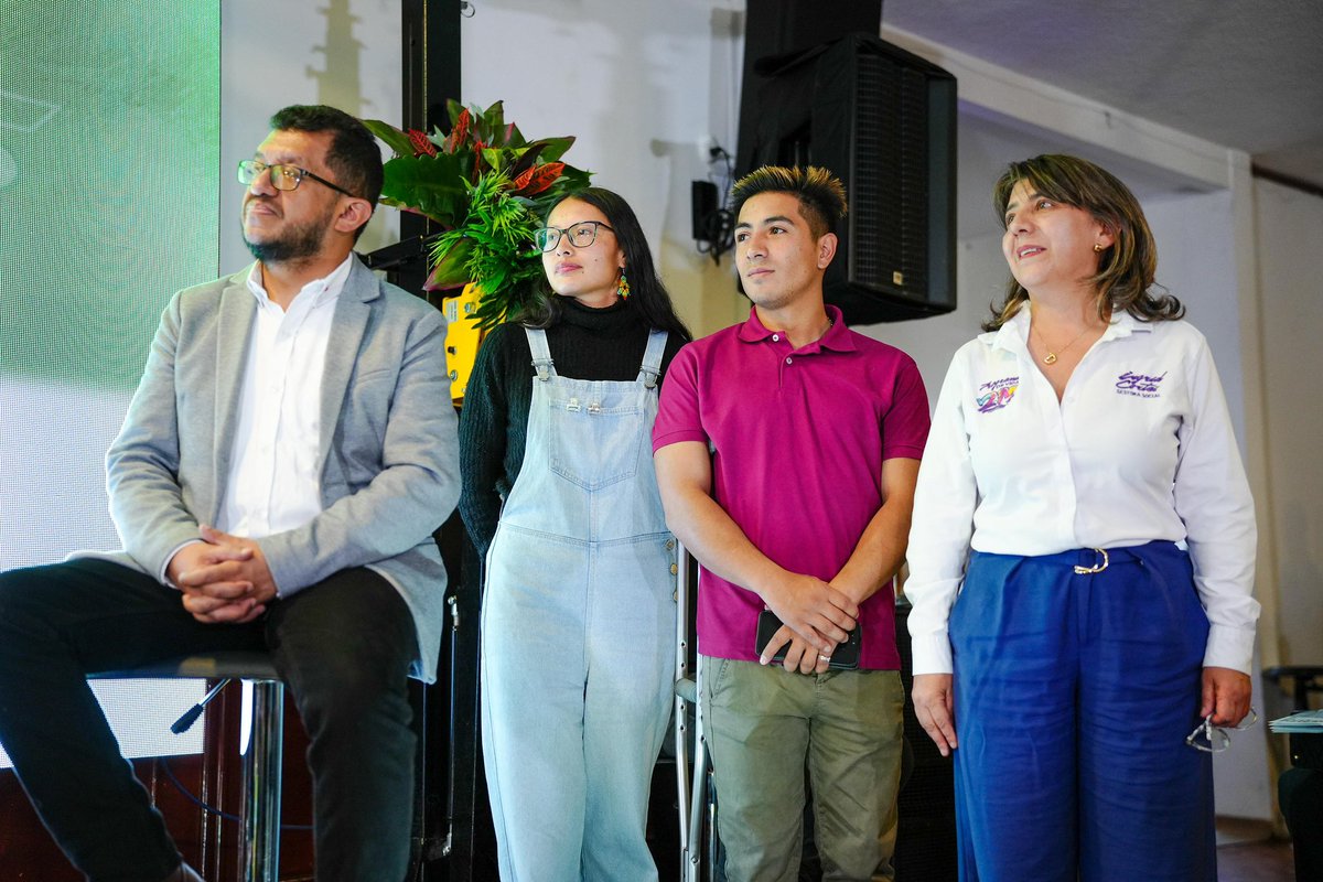 LuisAlfonsoEsc's tweet photo. El amor por #Nariño se demuestra caminando el territorio.

En 2025, la gestión social liderada por mi esposa, la ingeniera @IngridCortesGS, llegó a las veredas más lejanas, a las escuelas rurales y a las personas que por años esperaron acompañamiento y presencia.

Con #PintandoSueñosDeVida, 85 escuelas fueron transformadas este año y ya son 145 en los dos años de gobierno, llenas de color, dignidad y esperanza, donde hoy nacen proyectos de vida.

Desde #IniciativasDePaz, más de 4.800 personas de 95 asociaciones recibieron acompañamiento para organizarse, emprender y fortalecer su camino.

Y con la Carrera 5K por la Libertad y la Paz, más de 1.500 personas corrieron juntas por la reconciliación, la resocialización y las segundas oportunidades.

Así #NariñoRindeCuentas, desde el cuidado, la presencia constante y el compromiso profundo con la vida. 💜