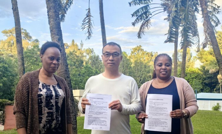 ChangShaDaily's tweet image. Recently, #Changsha Yuefeng Ecological Agriculture Co., Ltd. (hereinafter referred to as "Yuefeng Agriculture") officially signed a cooperation agreement with Ross Farm in #Kenya to jointly develop a 600-mu (approximately 40-hectare) #vegetable cultivation base in #Nairobi City,…