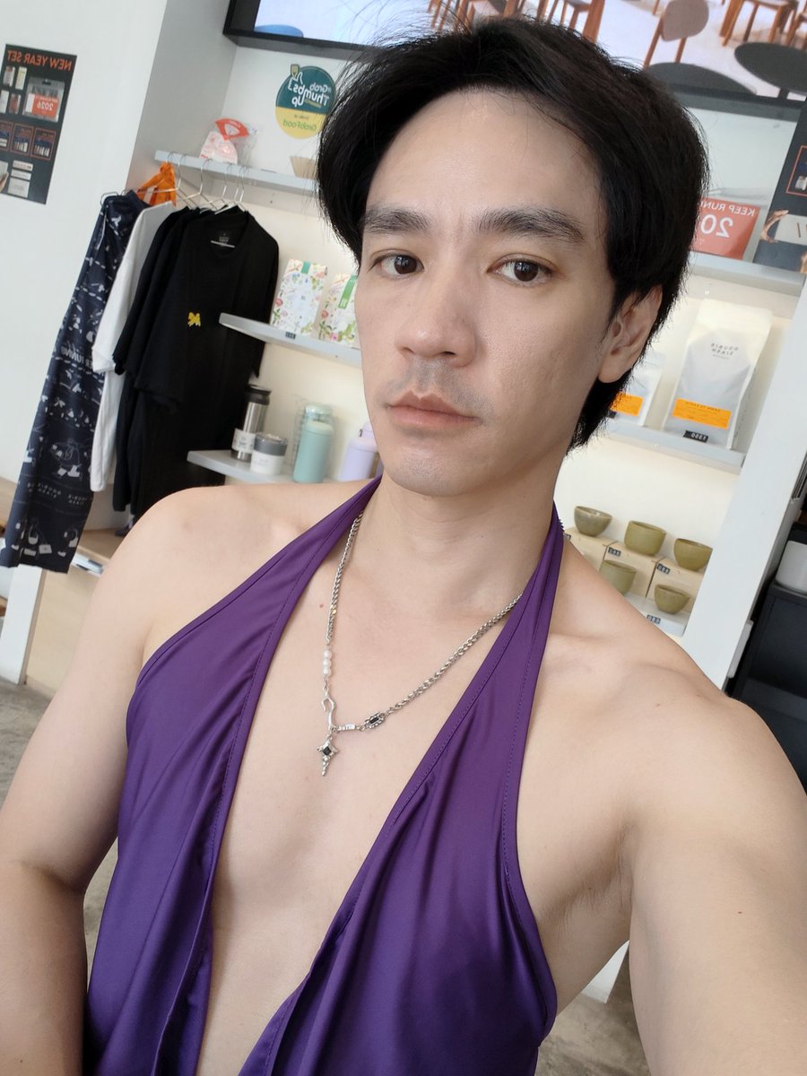 itsnutthing's tweet image. แหวกอก เปิดหลัง ใส่ละโล่งมากเลย
มีฝรั่งเดินมาโบกมือให้ด้วย 😳