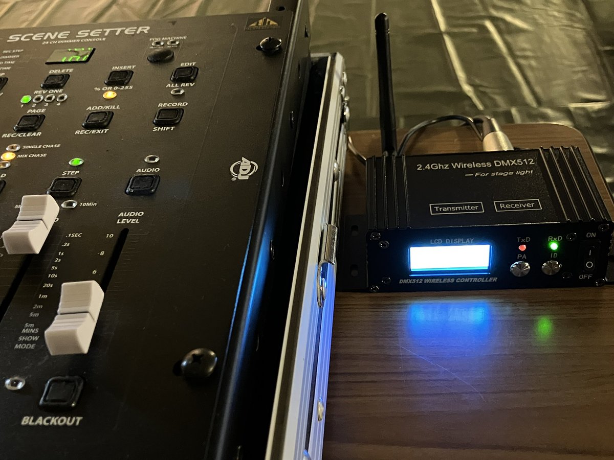 p1cstaff's tweet photo. DMXワイヤレスをテスト🛜
今のところ順調。
信号ケーブルの引き回し作業がなくなる！ https://t.co/jr2QeDNeVj