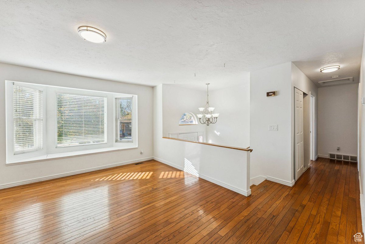 ThePerryGroupUT's tweet photo. 203 E KRISTIN DR S, Sandy, UT 84070 just sold! Contact us for assistance in doing the same with your property. It would be our pleasure to work with you. https://t.co/ATtxWfVnJz