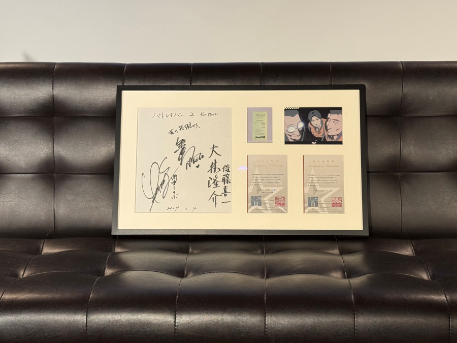 makoto_k0502's tweet photo. 公式で画像出たので告知します。
この度 #ソフマップ さんのSTELLAMAP Cafeさん(@SofmapCafe)で開催中の機動警察 #パトレイバー「#特車二課カフェ」に、公開30th突破記念イベントで当選した #榊原良子 さん #大林隆介 さん #竹中直人 さんのサイン色紙をご厚意で展示させていただきました❗️ https://t.co/3nnl1i8IGY