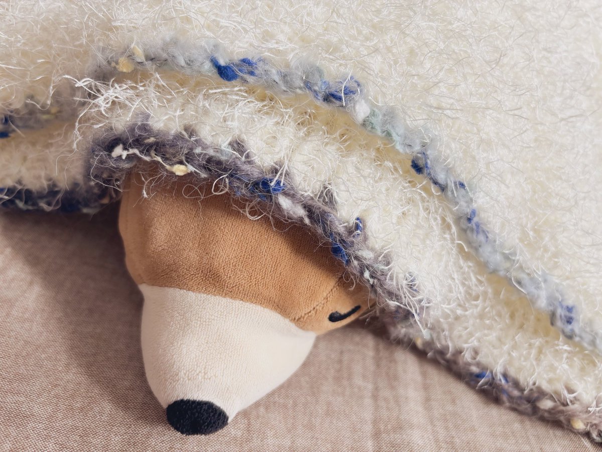 Mao_knitter's tweet photo. 編みかけだったベストから、ひざ掛けに転生させた！
雪っぽいしゃりしゃりふんわり感…⛄️
端っこのネップがお気に入り！ https://t.co/d6iDDtyRdC