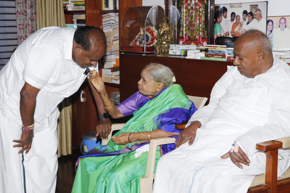 H_D_Devegowda's tweet image. ನನ್ನ ಪ್ರೀತಿಯ ಸುಪುತ್ರ ಶ್ರೀ @hd_kumaraswamy ಅವರಿಗೆ ಜನ್ಮದಿನದ ಶುಭಾಶಯಗಳು.
 
ಭಗವಂತ ನಿಮಗೆ ಉತ್ತಮ ಆರೋಗ್ಯ, ಆಯಸ್ಸು, ಸುಖ ಶಾಂತಿ, ನೆಮ್ಮದಿ ದಯಪಾಲಿಸಲಿ ಎಂದು ಹಾರೈಸುತ್ತೇನೆ. 

ಜನಪರ ಕಾಳಜಿ ಹಾಗೂ ಬದ್ಧತೆಯಿಂದ ರಾಜ್ಯ ಮತ್ತು ರಾಷ್ಟ್ರದ ಅಭಿವೃದ್ಧಿಗೆ ನಿಮ್ಮ ನಿರಂತರ ಪರಿಶ್ರಮ ಹೀಗೇ ಮುಂದುವರಿಯಲಿ.