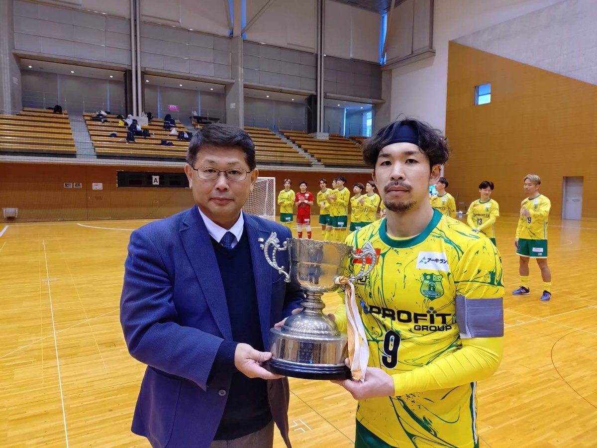 2025年12月13日～14日に岩手県花巻市総合体育館において、JFA全日本フットサル選手権大会東北大会が開催されました！
東北フットサルリーグ1部の8チーム、各県代表6チーム、Fリーグ2部のヴォスクオーレ仙台、開催県代表の計16チームによるトーナメント形式で行われ、2日間熱戦が繰り広げられました。