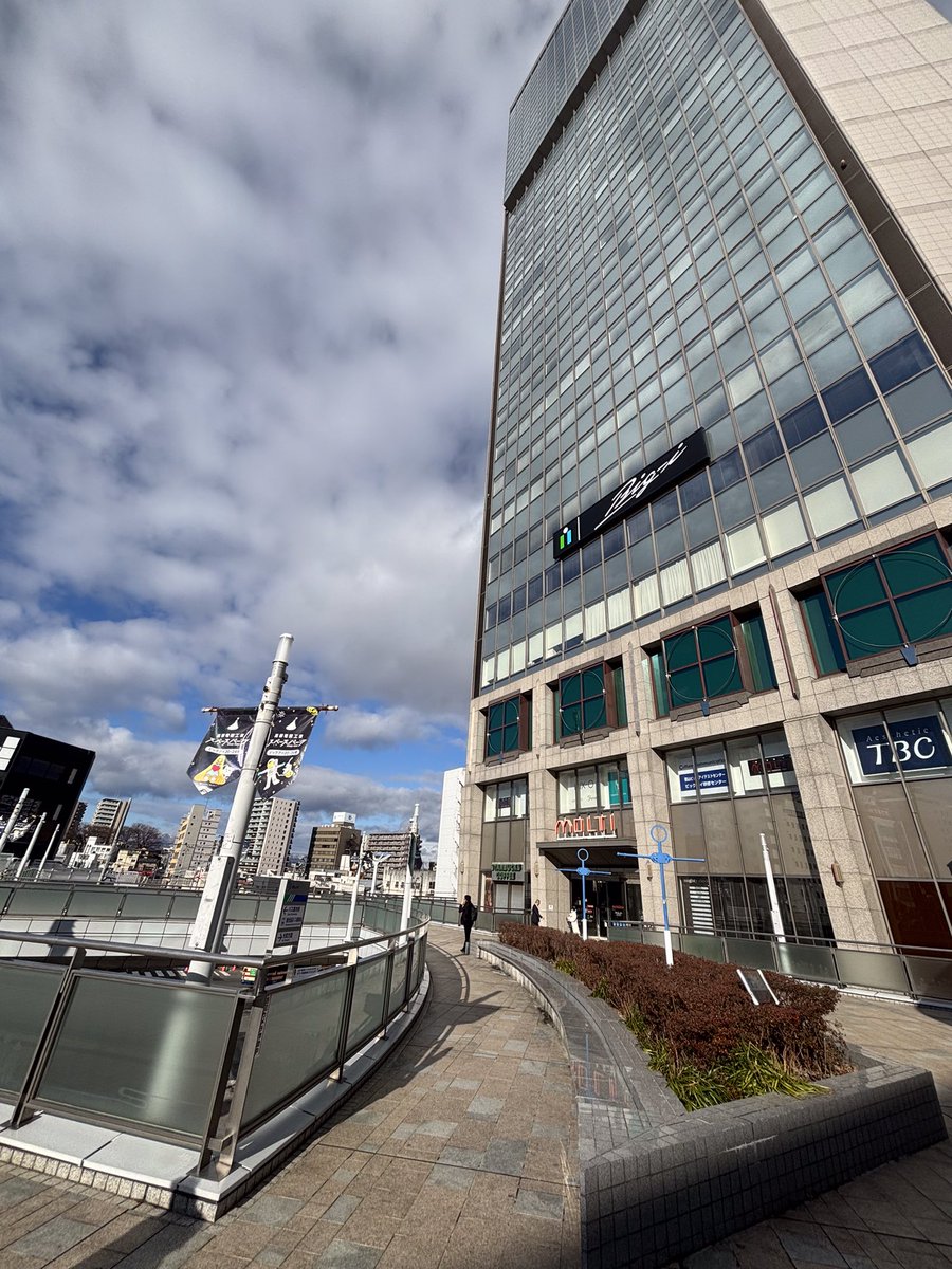 こおりやま観光案内所です💁‍♀️

本日10時頃の郡山駅です🚉
青空が広がり日差しが暖かいです☀️
日中の気温は10℃前後です。夕方から小雨の予報も
あるので、お出かけの際は折り畳み傘があると安心です☂️
年末に向けて忙しい方も多いと思います。体調管理に気をつけて
お過ごしください😉