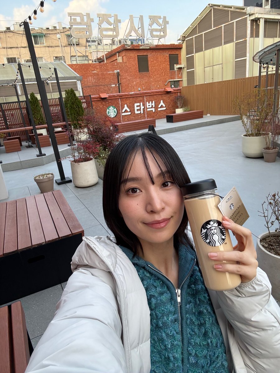 たまにはミルクティの日もある。
ほんと、年2くらい。

寒いけど屋上がすき。

#スタバ