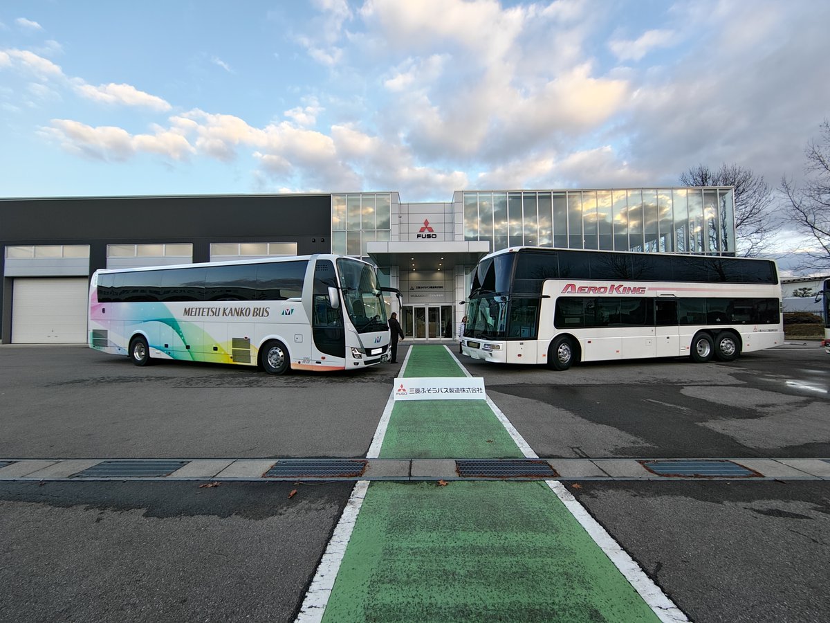 ct_bus's tweet photo. 昼食後、三菱ふそうバス製造様の工場にお邪魔し、製造ラインを見学。バスは手作りの部分が多く、職人さんの丁寧な仕事振りに皆様感心されていました。

また同社は『レゼル』の生まれ故郷で、里帰りとなり、『エアロキング』が迎えてくれました。

#三菱ふそうバス製造
#名鉄観光バス
#レゼル
#ct_bus https://t.co/SiOMe9cBCJ