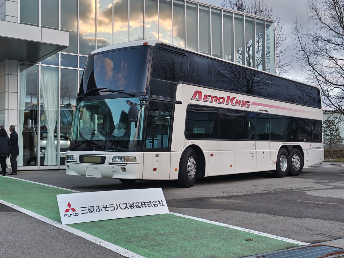 ct_bus's tweet photo. 昼食後、三菱ふそうバス製造様の工場にお邪魔し、製造ラインを見学。バスは手作りの部分が多く、職人さんの丁寧な仕事振りに皆様感心されていました。

また同社は『レゼル』の生まれ故郷で、里帰りとなり、『エアロキング』が迎えてくれました。

#三菱ふそうバス製造
#名鉄観光バス
#レゼル
#ct_bus https://t.co/SiOMe9cBCJ