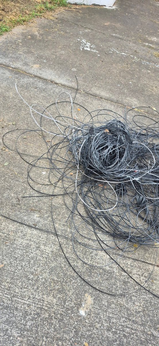 OscarEC_'s tweet photo. Hola @ZapopanGob @JuanJoseFrangie la empresa @totalplaymx tiene dos semanas cambiando sus fibras en la colonia Conjunto Laureles. El problema es que ha dejado toda la basura tirada en las banquetas y colgando de los postes. Urge retirar los cables riesgosos. https://t.co/PoVLone2SZ