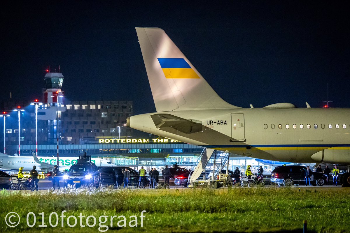 010fotograaf's tweet image. De Oekraïense president Zelensky is rond middernacht geland op Rotterdam The Hague Airport. Dat gebeurde onder zware beveiliging, door tientallen gewapende marechaussees. Zelensky spreekt dinsdag de Tweede Kamer toe en bezoekt de koning.
