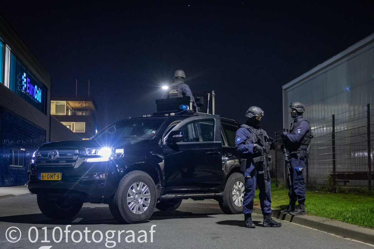 010fotograaf's tweet image. De Oekraïense president Zelensky is rond middernacht geland op Rotterdam The Hague Airport. Dat gebeurde onder zware beveiliging, door tientallen gewapende marechaussees. Zelensky spreekt dinsdag de Tweede Kamer toe en bezoekt de koning.