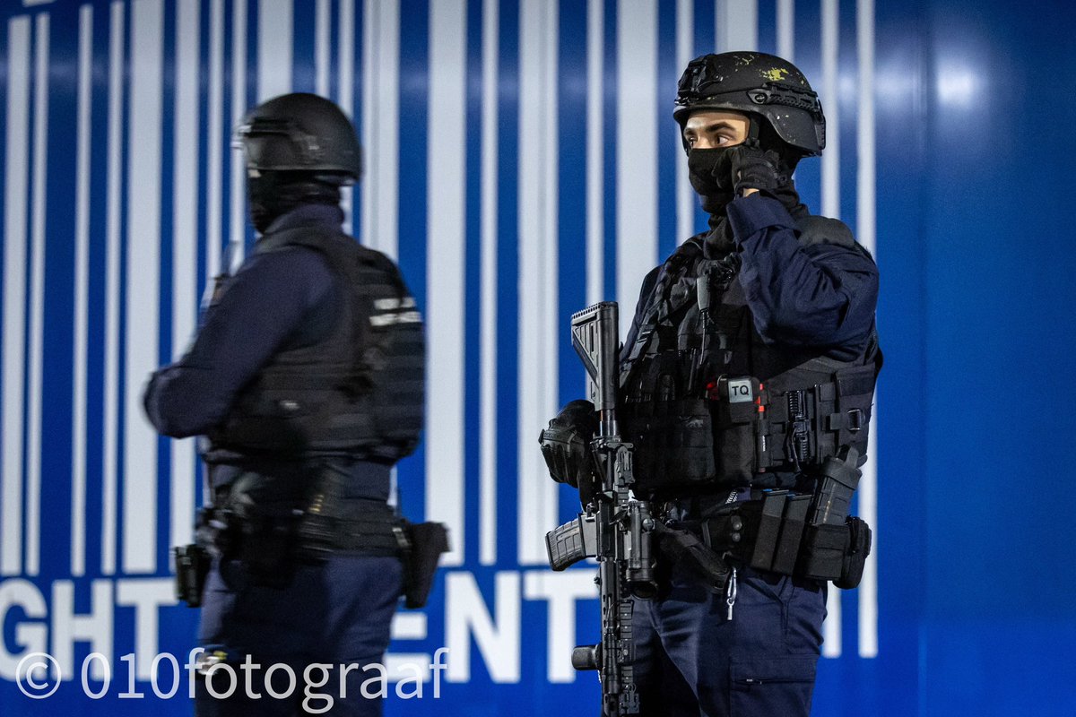 010fotograaf's tweet image. De Oekraïense president Zelensky is rond middernacht geland op Rotterdam The Hague Airport. Dat gebeurde onder zware beveiliging, door tientallen gewapende marechaussees. Zelensky spreekt dinsdag de Tweede Kamer toe en bezoekt de koning.