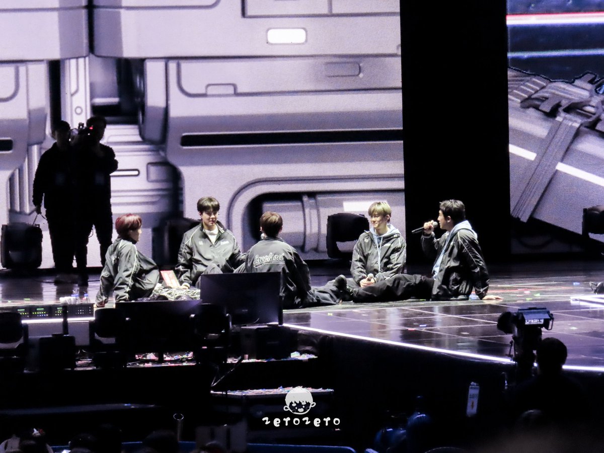 1_00zerozero's tweet image. 251214 EXO'verse  #EXO