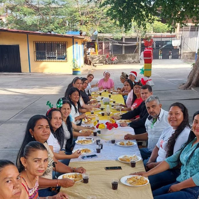 Escuela Comandante Hugo Rafael Chávez Frias tweet media