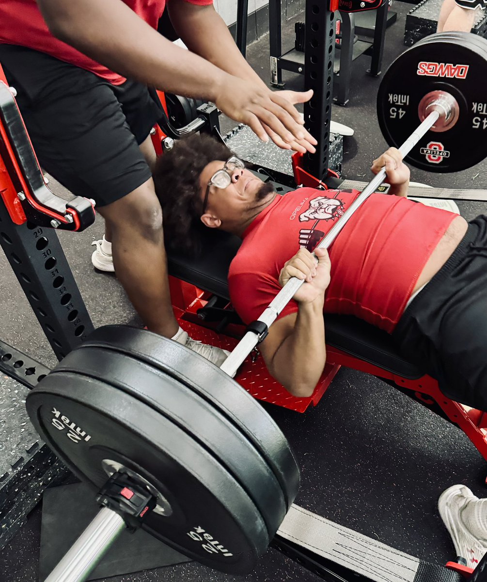 footballopelika's tweet image. Throwing some weight around on day 1️⃣ of testing week 😳 

@kade_mcgee7 

#OwnIt