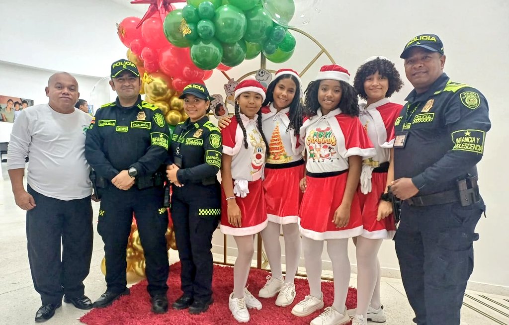 GuajiraPolicia's tweet photo. En el marco de #NavidadConPropósito 🎄👮♂️, con #ProtecciónInfancia realizamos el cierre de la metodología “Abre tus Ojos” con niños, niñas, adolescentes y jóvenes del barrio Brisas del Norte en #Riohacha 🤝👨👩👧👦. #EPAIS #YoProtejoLaNiñez @ProteccionPonal https://t.co/GslkGH5bBK